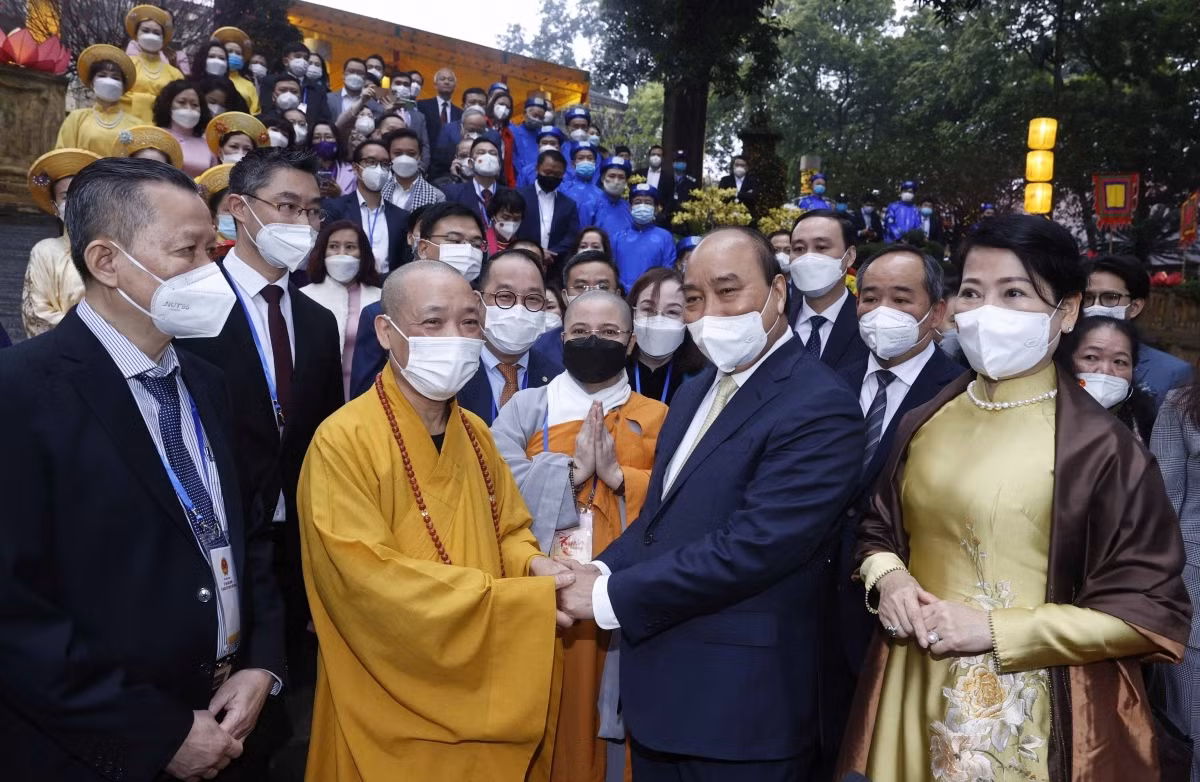 President Phuc and the expatriates later release carps into a pond named after late President Ho Chi Minh inside the President Ho Chi Minh Relic Complex. The ritual is observed by Vietnamese people on the 23rd day of the 12th lunar month every year to honour the Kitchen Gods.