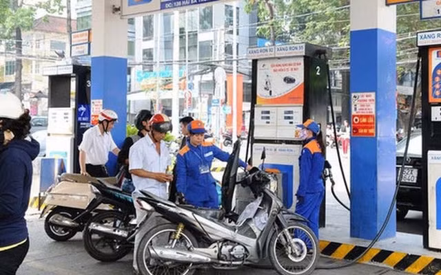 Petrol prices rise by over VND380 in final review of the year ảnh 1