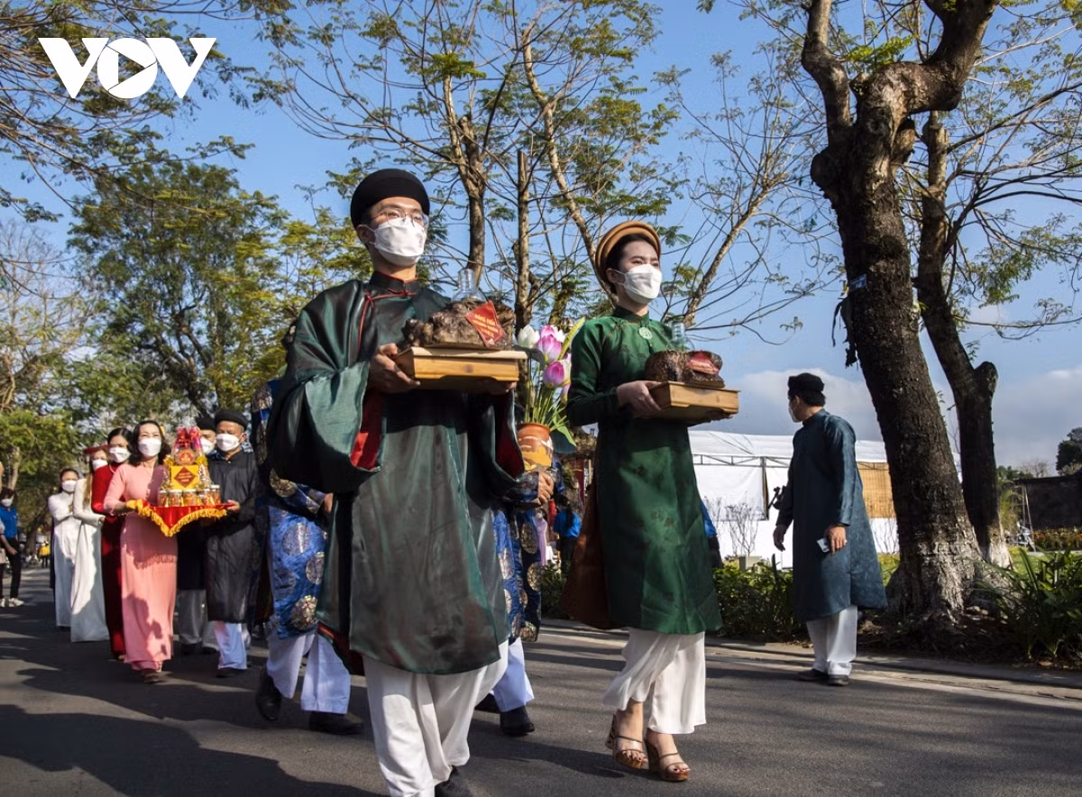 Unique ritual procession to celebrate Lunar New Year ảnh 3 During the course of the occasion, a number of traditional crafts, specialties, and typical products of local craft villages, businesses, and localities were introduced to guests.
