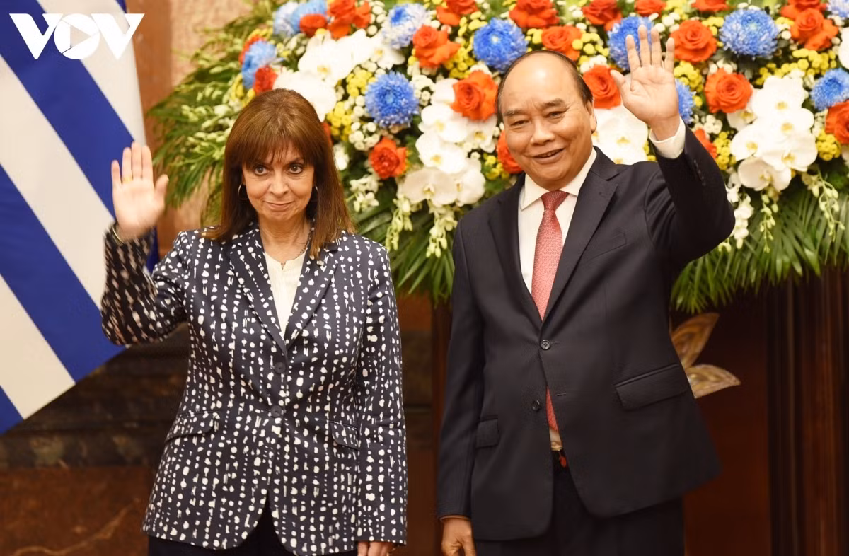 Greek President receives warm welcome in Vietnam ảnh 5 Both State leaders pose for a photo.