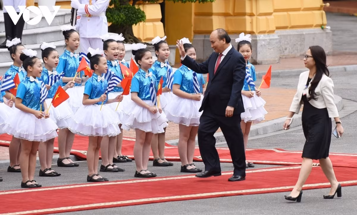 Greek President receives warm welcome in Vietnam ảnh 1 President Sakellaropoulou and a high-ranking Greek delegation arrives in Hanoi on May 15, marking the start of a five-day visit to the country following an invitation from President Phuc.