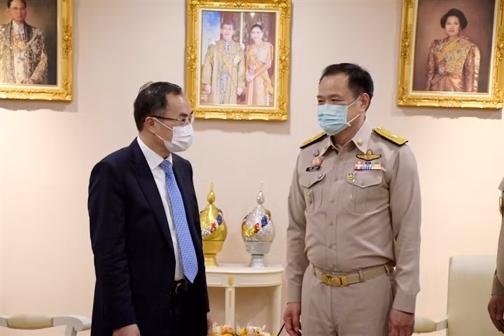 Vietnamese Ambassador to Thailand Pham Chi Thanh (L) pays a visit to&nbsp;Deputy Prime Minister and Public Health Minister Anutin Charnvirakul to discuss medical cooperation between the two countries.