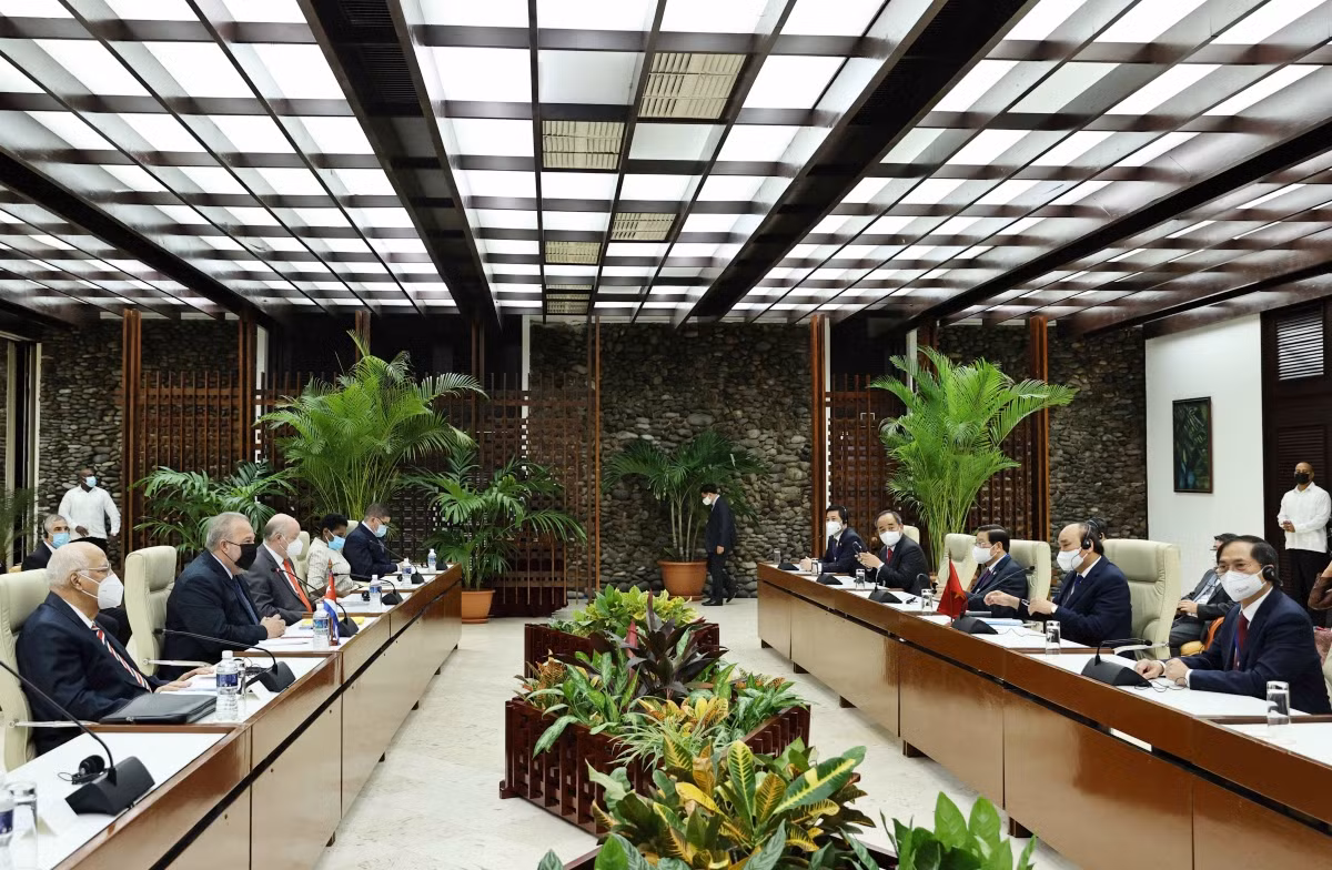State President Phuc meets with Cuban Prime Minister in Havana ảnh 2 Vietnam and Cuba exchange views and measures to promote their special traditional friendship and cooperation in various areas.