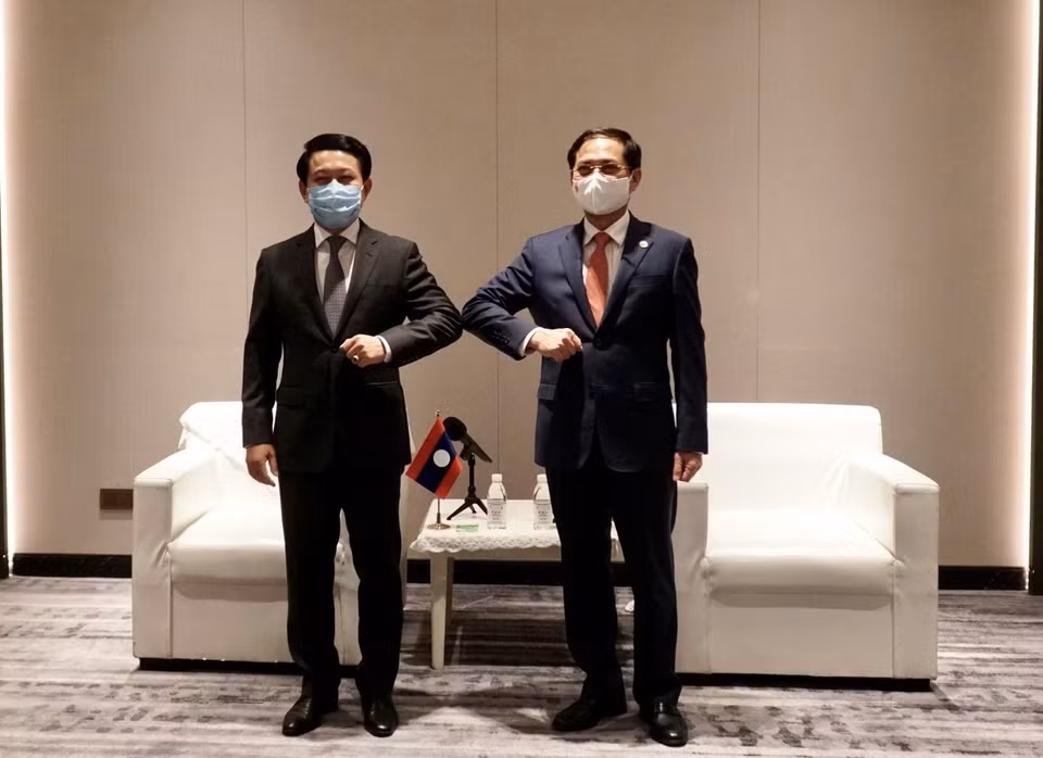 Foreign Minister Bui Thanh Son (R) meets with his Lao counterpart&nbsp;Saleumxay Kommasith, in Chongqing, China. (Photo: Ministry of Foreign Affairs)