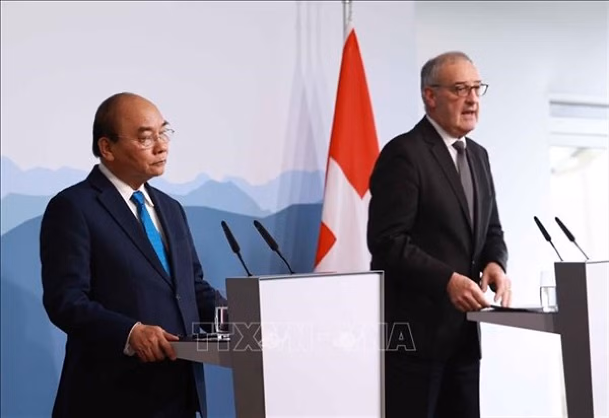 President Phuc and his Swiss counterpart&nbsp;President Parmelin co-chair a&nbsp;Vietnam - Switzerland Business Forum&nbsp;in Bern (Photo:VNA)