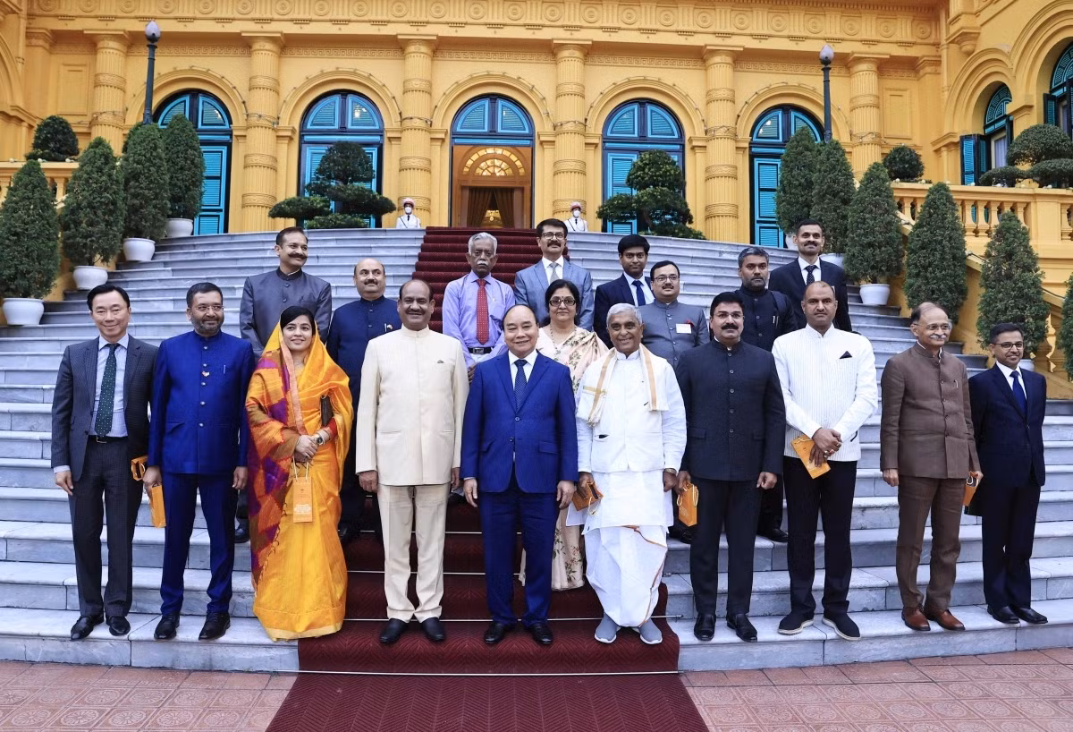President Phuc poses for a photo with the lower house speaker, his wife and delegation.