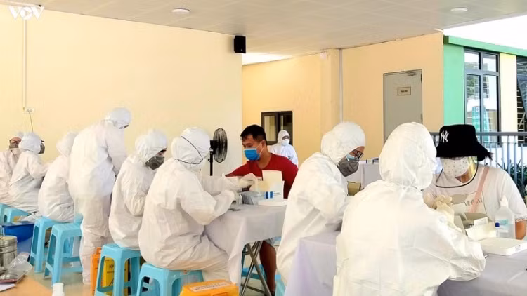 Healthcare workers take samples for COVID-19 testing. (Illustrative image)