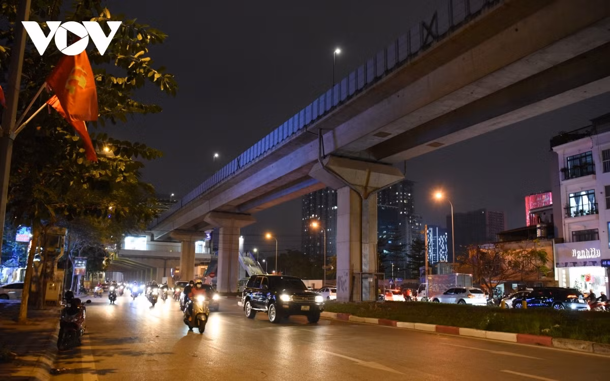 Traffic congestion worsens in Hanoi due to Tet crowds ảnh 6 No heavy traffic on Hoang Cau street on the evening of January 27