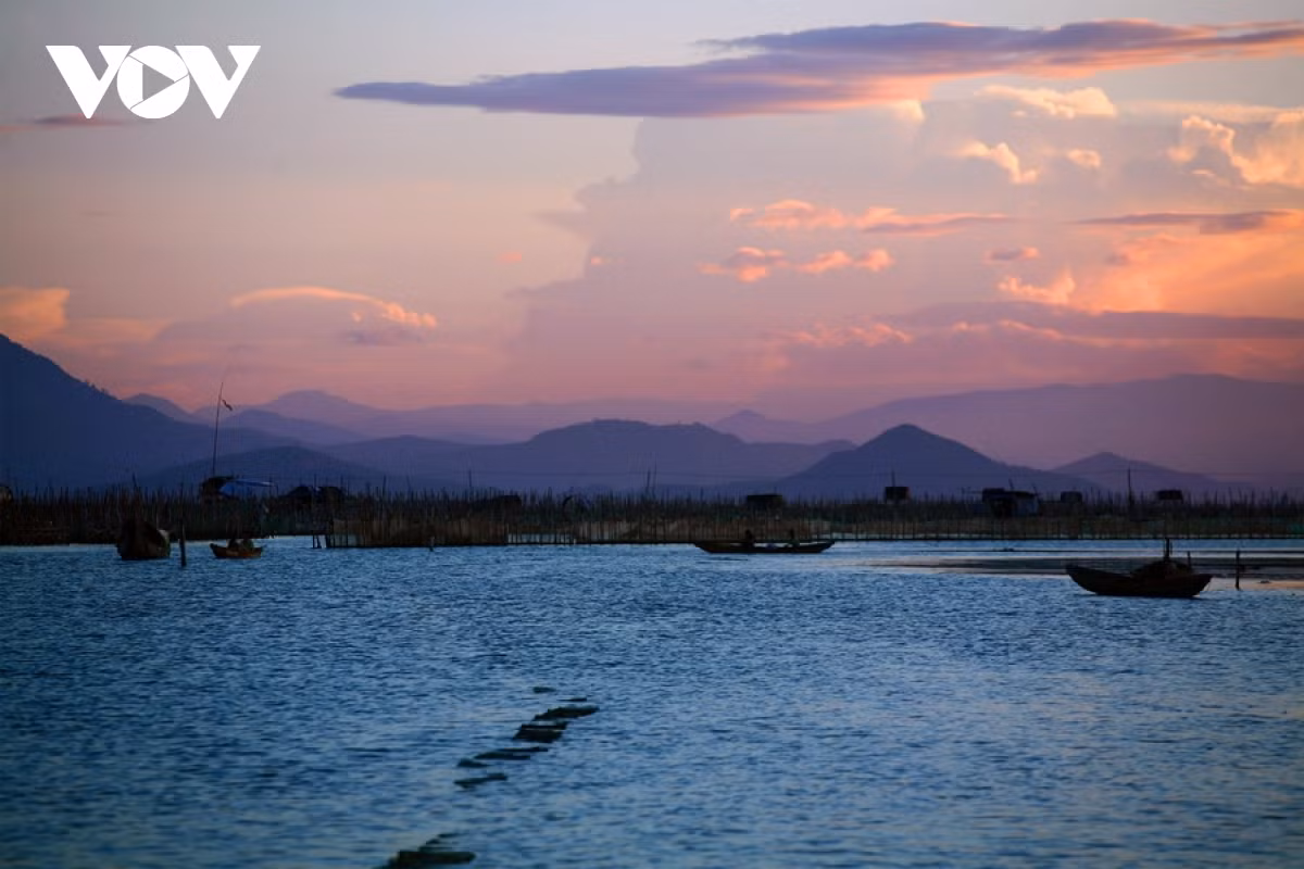 Cau Hai Lagoon appears most beautiful at sunset.