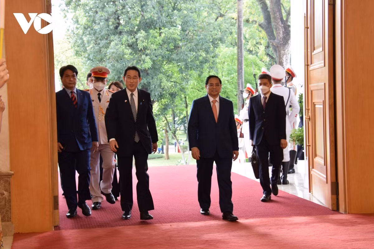 They then proceed to the conference room to hold talks.