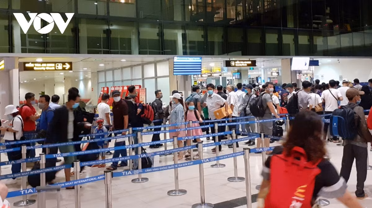 HCM City wants to receive foreign travelers in December 2021 ảnh 1 HCM City will closely closely monitor passengers' health at Tan Son Nhat Airport.