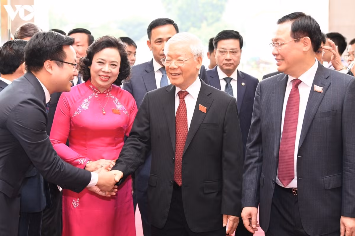 Party General Secretary and State President Nguyen Phu Trong is welcomed to the Hanoi Party Congress.