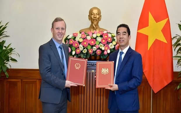 Deputy Minister of Foreign Affairs To Anh Dung (R) and UK Ambassador to Vietnam Gareth Ward (Photo: VNA)