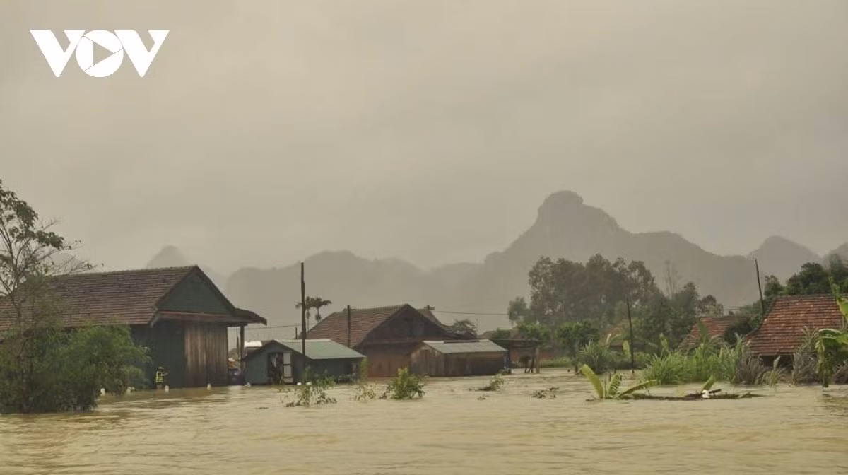 East Sea expects up to eight storms and tropical depressions this year ảnh 1 Flash floods, heavy rain, and landslides may strike the central region