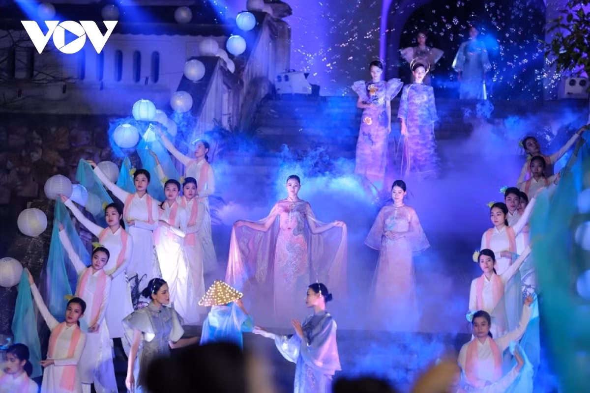 The show is held as part of the Ao Dai Festival Quang Ninh 2022, with the ultimate aim of stimulating tourism demand after a long period of being negatively influenced by the COVID-19 pandemic.
