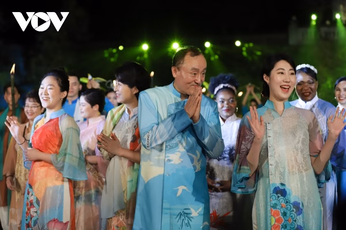 Kidong Park, representative of the WHO to&nbsp;Vietnam, his wife, and two daughters join the fashion show by wearing colourful Ao Dai designs.