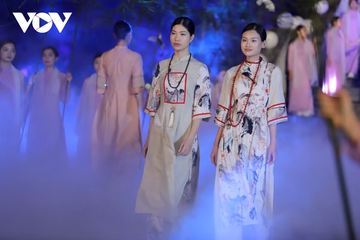 The Ao Dai collections are inspired by Buddhist culture, as well as the beautiful landscape of the Yen Tu relic complex.