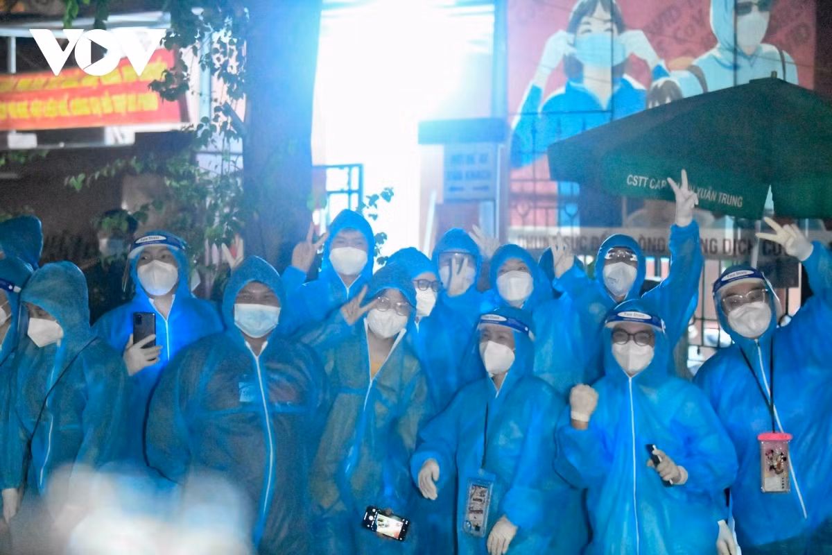 Hanoi lifts lockdown on largest COVID-19 hotspot ảnh 11