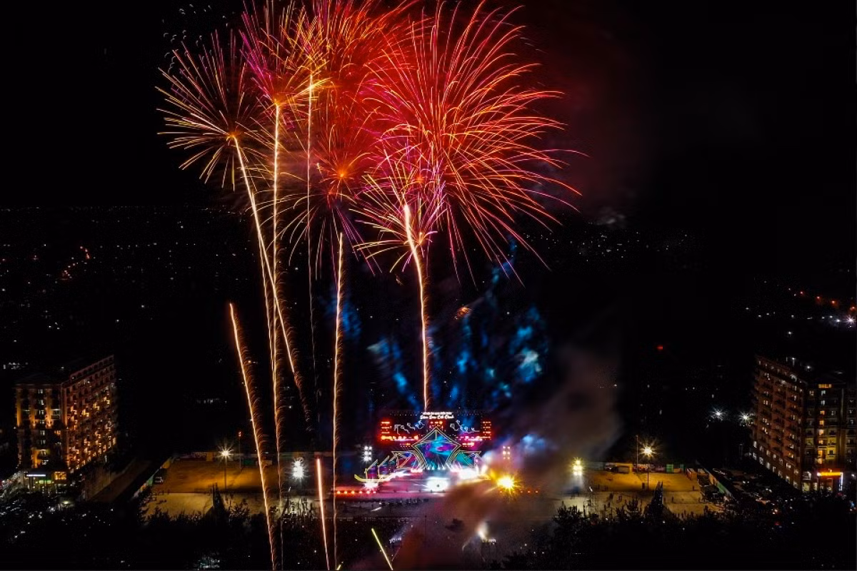 A 15-minute firework display serves to light up the night sky immediately following the conclusion of the opening ceremony.