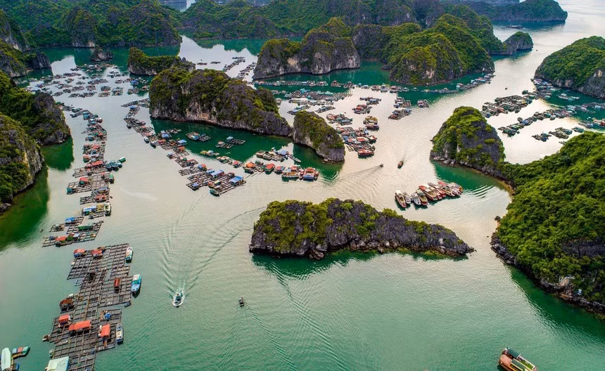 Ha Long Bay was originally recognised as a World Natural Heritage by UNESCO back in 1994 and was later re-recognised for the second time in 2000. Upon paying a visit to the site, tourists seem to get lost in a fantasy world. (Photo: Tran Quy)