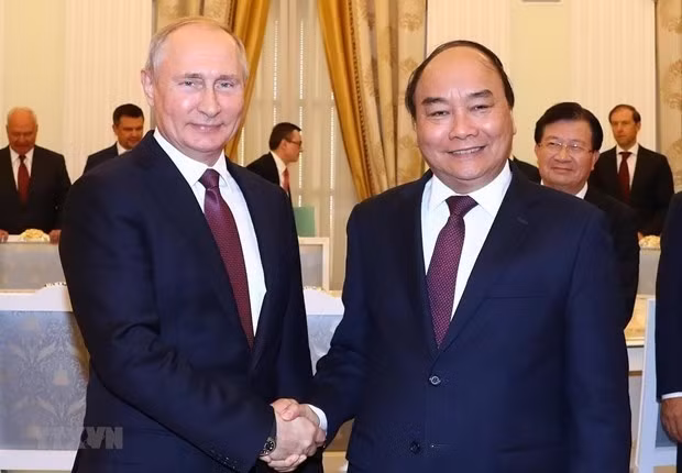 Russian newspaper highlights Vietnam-Russia fruitful relations ảnh 1 Then Prime Minister Nguyen Xuan Phuc (R) shakes hands with Russian President Vladimir Putin. (Photo: VNA)