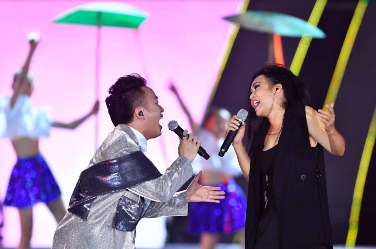 Singer Phuong Thanh (R), a native of Thanh Hoa, takes to the stage to give a performance alongside young singer Dan Duong.
