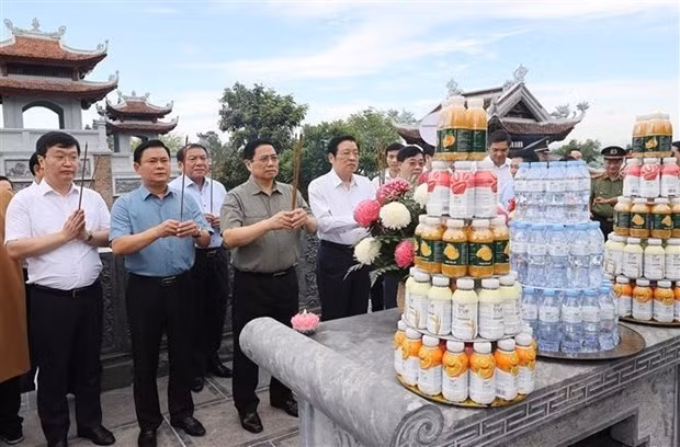 prime minister commemorates late president, martyrs in nghe an picture 1 prime minister commemorates late president, martyrs in nghe an picture 1