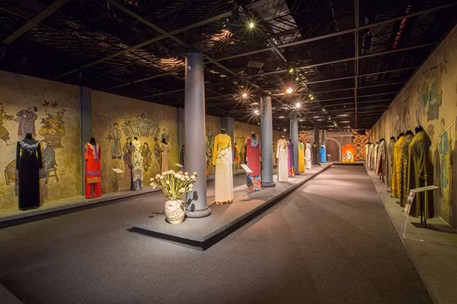 Exhibition promotes Vietnamese Cultural Heritage Space ảnh 1 A space featuring Ao Dai, a traditional long dress, at an exhibition held to celebrate Vietnam Cultural Heritage Day last year