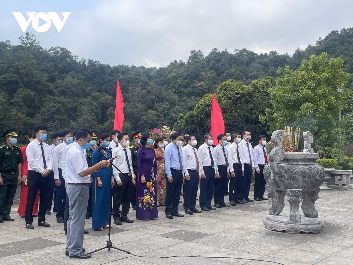 The administration of Cao Bang province pay their respect to President Ho Chi Minh at the Pac Bo historical&nbsp;relic site.
