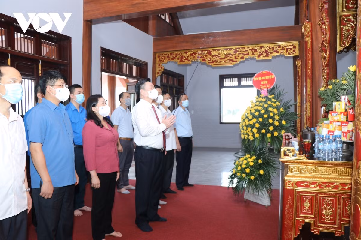 A delegation made up of the authorities of Bac Kan province pay their respect to President Ho Chi Minh at the Na Tu historical relic site in Bach Thong district on the same day.
