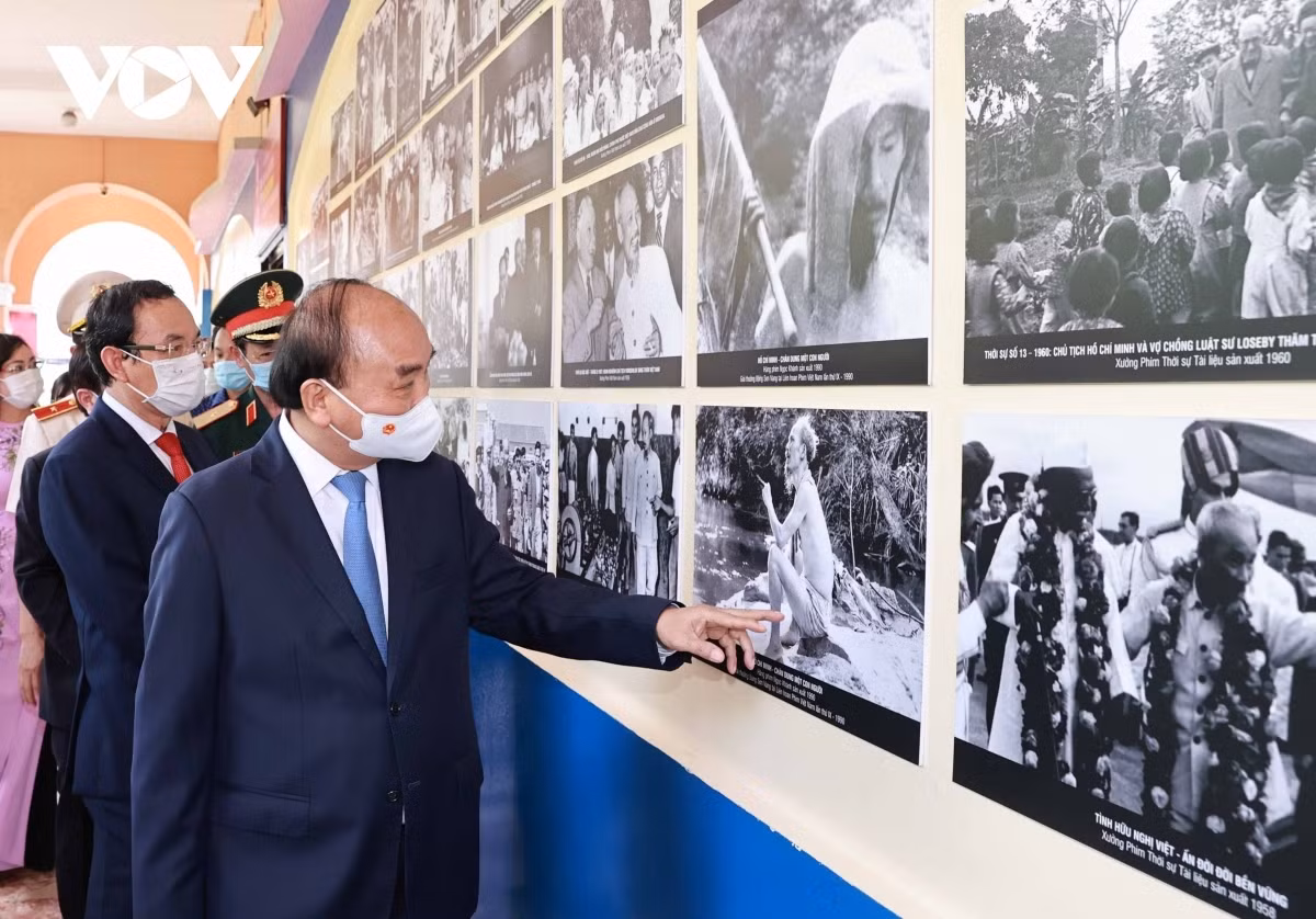 On display at the exhibition are many photos and documentaries detailing President Ho Chi Minh’s life from two periods, including 1911 to 1945, and 1946 to 1969.