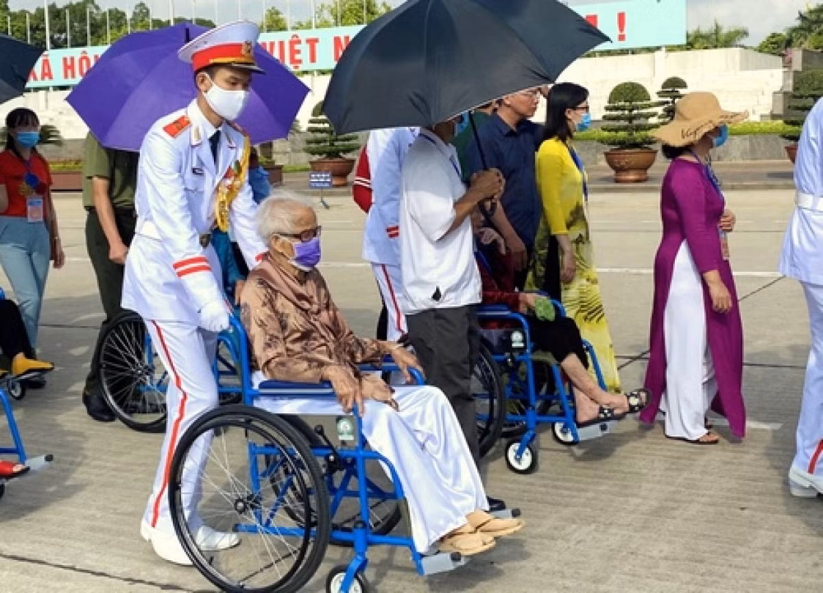 The Ho Chi Minh mausoleum in Hanoi welcome visitors on May 19 who come to pay respect on the occasion of the late President’s birth anniversary.