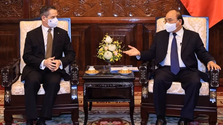 President Nguyen Xuan Phuc (R) receives Chilean Ambassador Patricio Becker in Hanoi