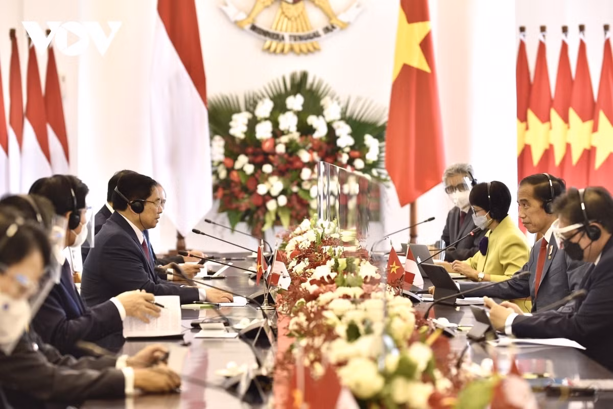 Both leaders exchange views on measures to boost the Vietnam-Indonesia cooperation.