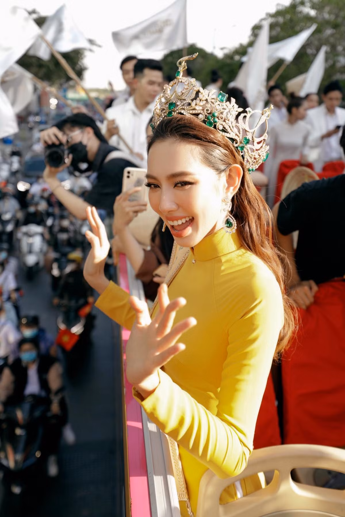 Homecoming ceremony for Miss Grand International 2021 Thuy Tien ảnh 11 The parade runs through streets such as Dien Bien Phu, Nguyen Thi Minh Khai, and Nguyen Hue, before ending at the Phu Tho competition hall in Ho Chi Minh City which holds a homecoming ceremony for Thuy Tien.