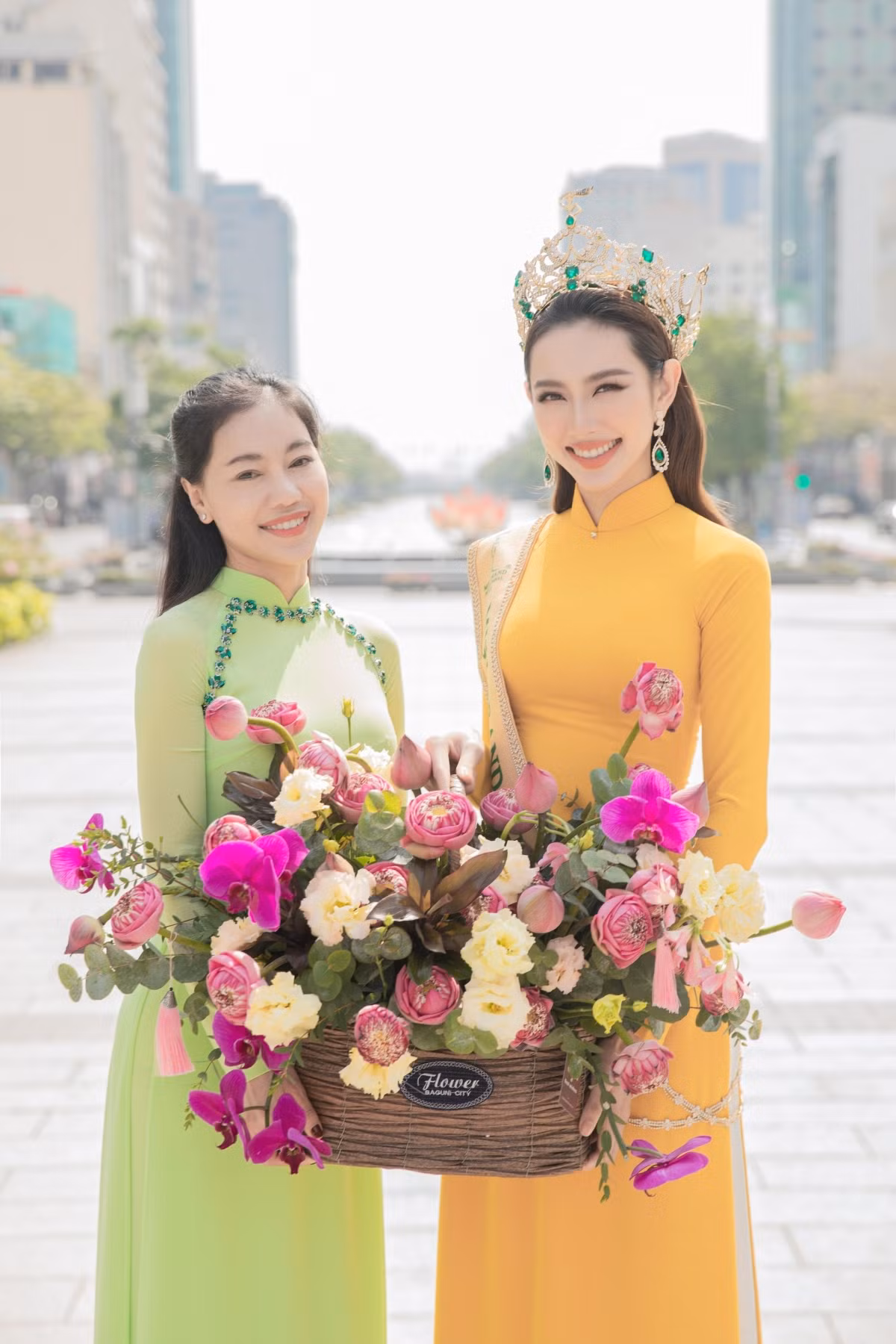 Homecoming ceremony for Miss Grand International 2021 Thuy Tien ảnh 13 During the parade, the local beauty lays a wreath at the President Ho Chi Minh monument situated on Nguyen Hue walking street.
