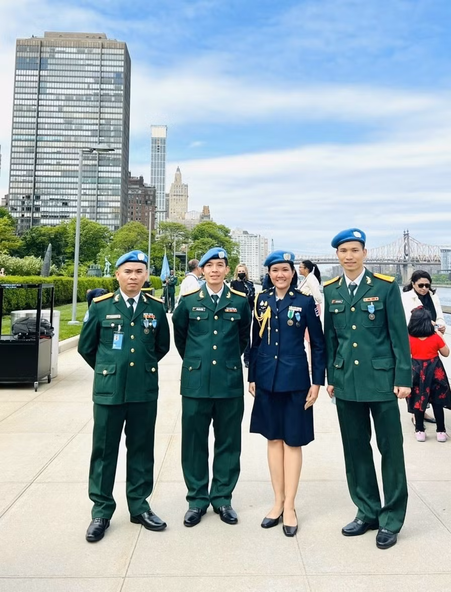 Three Vietnamese military officers receive UNHQ medal