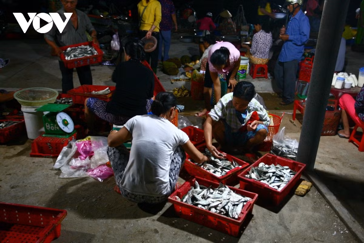 The traditional fish market is often crowded between 3 a.m. and 5 a.m. every day.