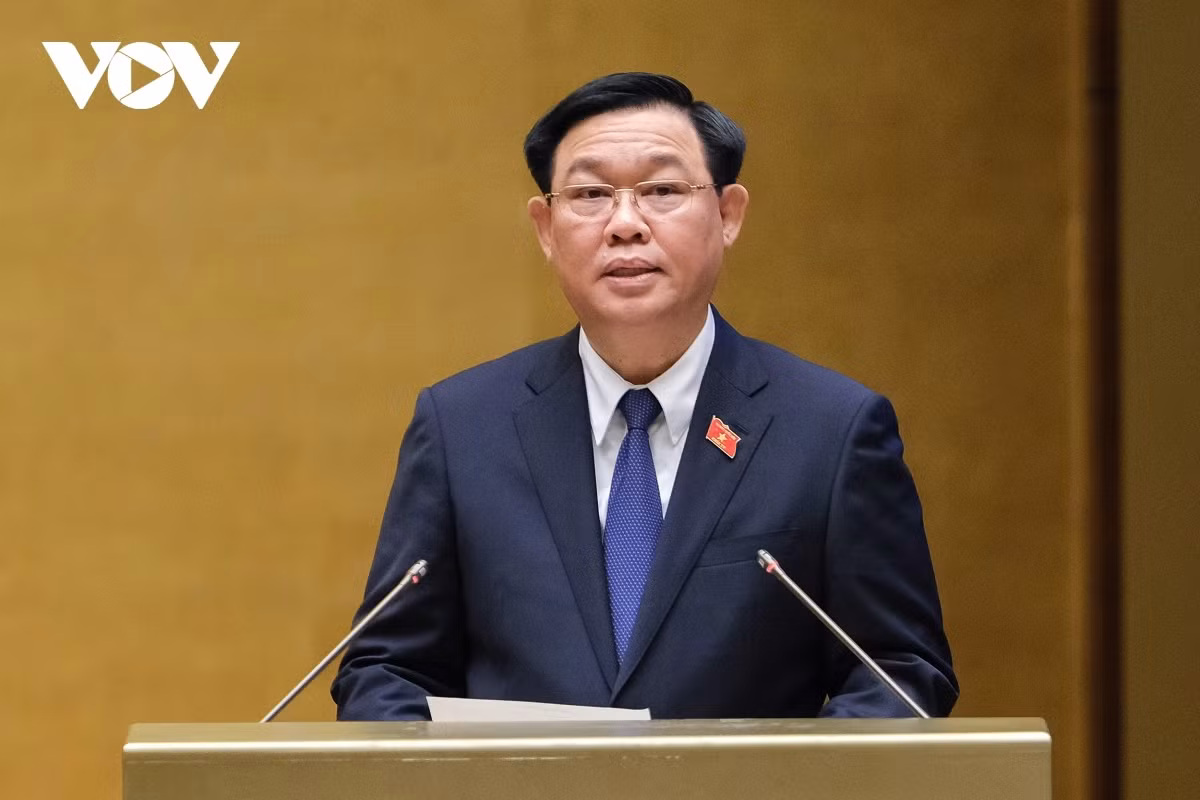 NA Chairman Vuong Dinh Hue address the third session of the legislature.