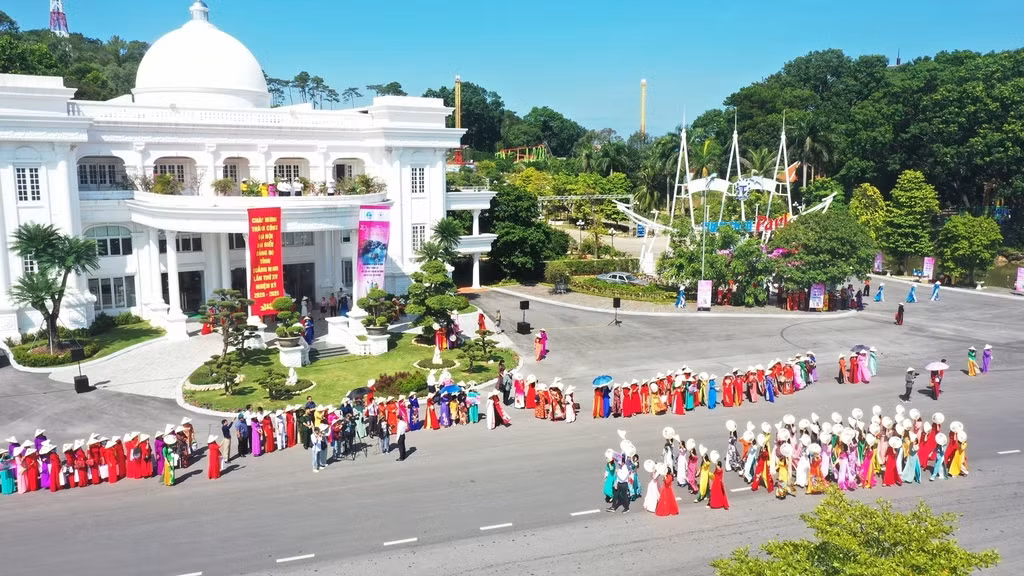 Over 2,000 women participate in Ao Dai week in Ha Long city ảnh 8