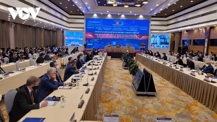PM Chinh attends third annual Industry 4.0 Summit ảnh 2
