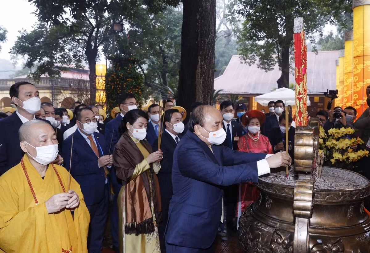 Many expatriates cannot hide their joy and emotion upon returning to the homeland for the lunar New Year holiday after a two-year absense due to COVID-19.