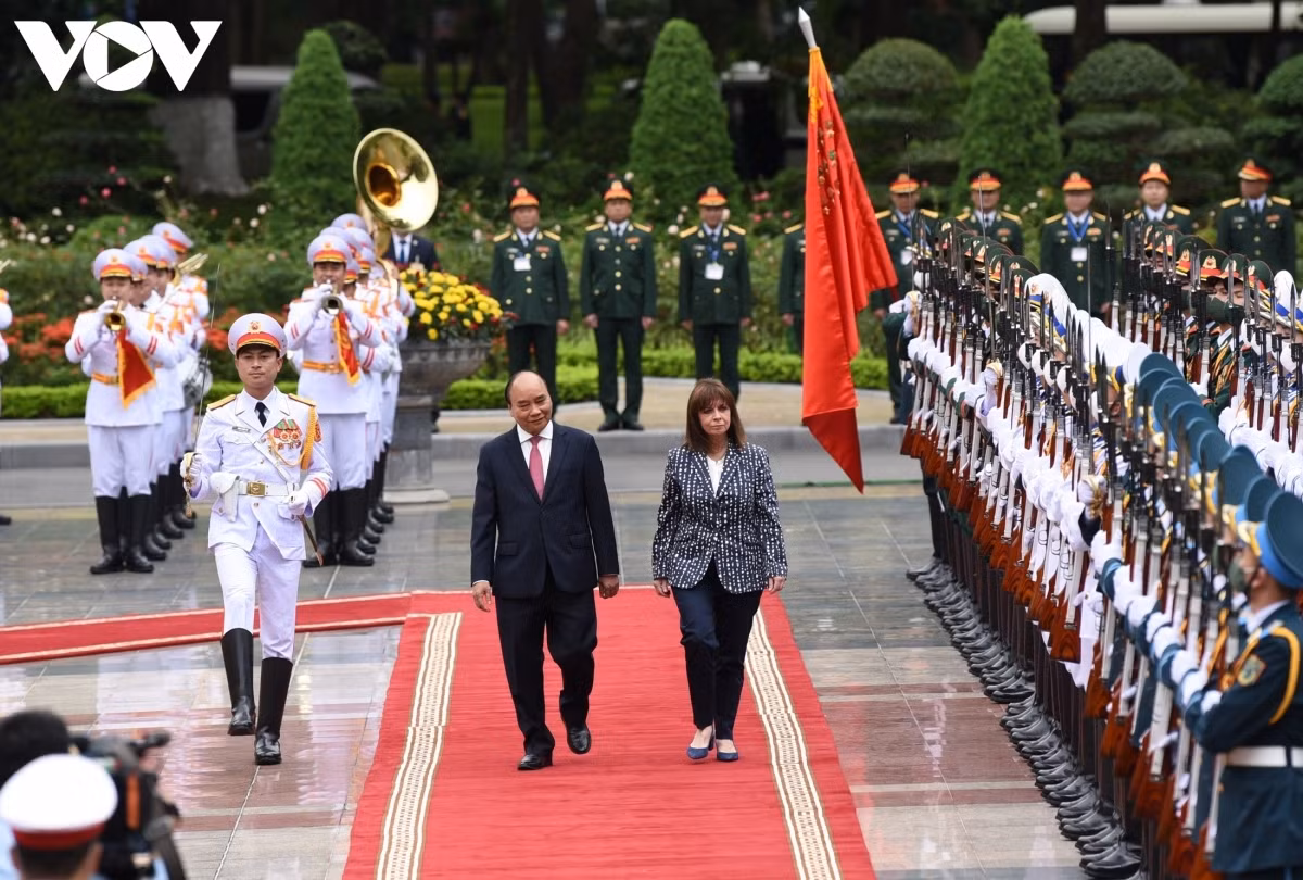 Greek President receives warm welcome in Vietnam ảnh 4 The two leaders review the guard of honour.
