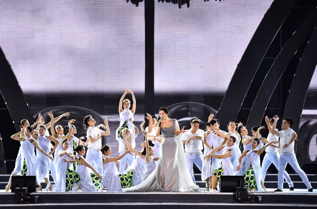 Local singer Pham Thu Ha puts her wonderful voice on show through performing songs about the sea and love.