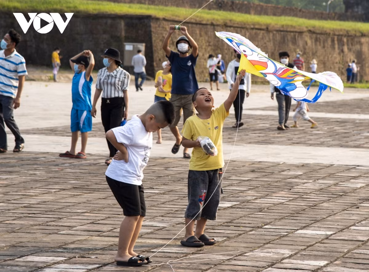 Kites flying high in the sky in central Vietnam ảnh 6 There are also sidelines activities taking place, including traditional games, a kite making contest, and a kite painting contest for children.