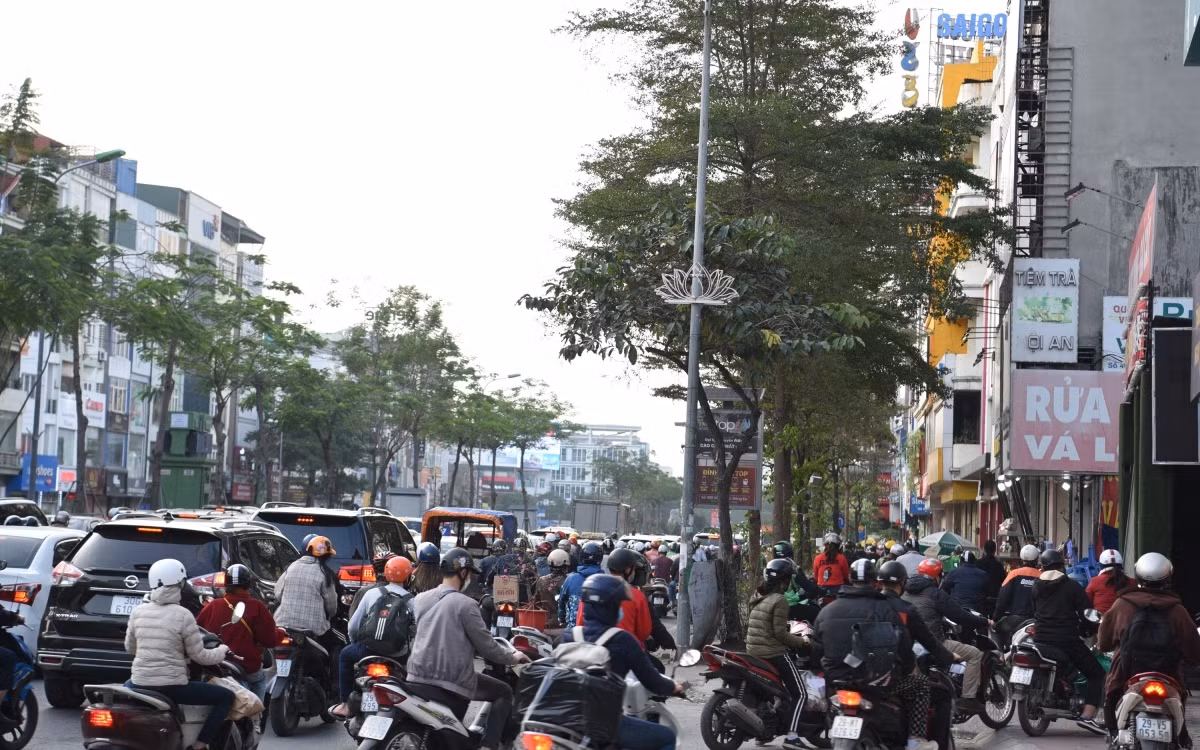 Traffic congestion worsens in Hanoi due to Tet crowds ảnh 2 Some commuters are forced to travel on the pavement due to the severe traffic jams.