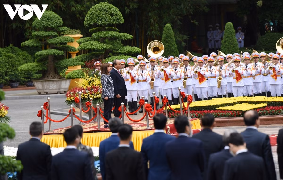 Greek President receives warm welcome in Vietnam ảnh 3 The Vietnamese State leader invites his Greek counterpart to step on the podium while military bands play the national anthems of both sides.