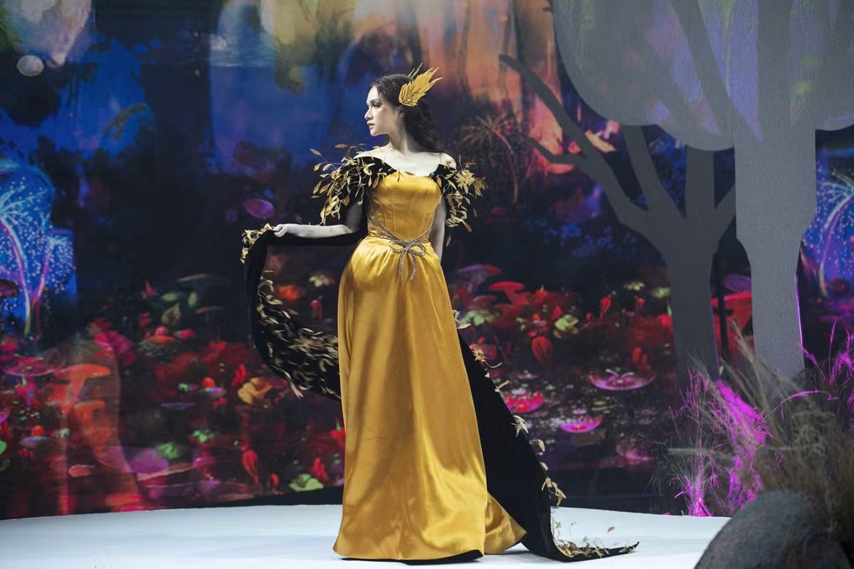 A collection with the theme of “Dorothy” by designer Thai Nguyen concludes the fashion event.