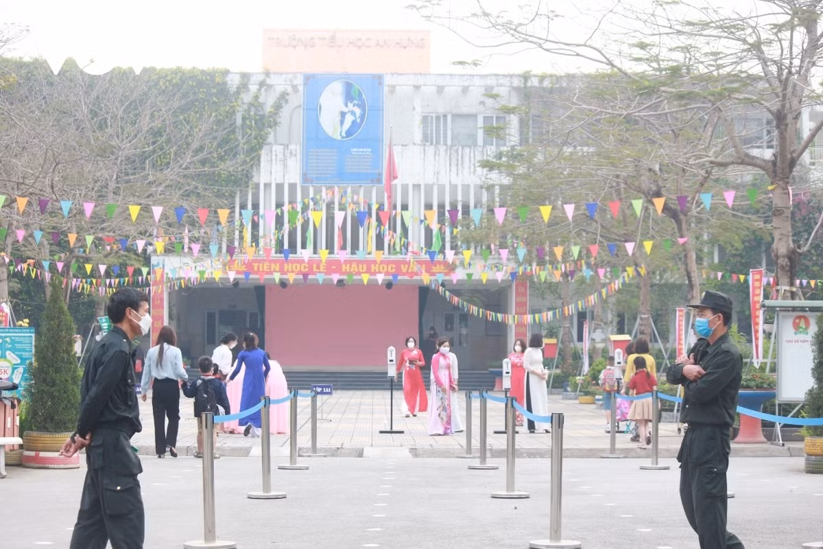 Teachers and staff head to An Hung primary school from the early morning to prepare to welcome students.