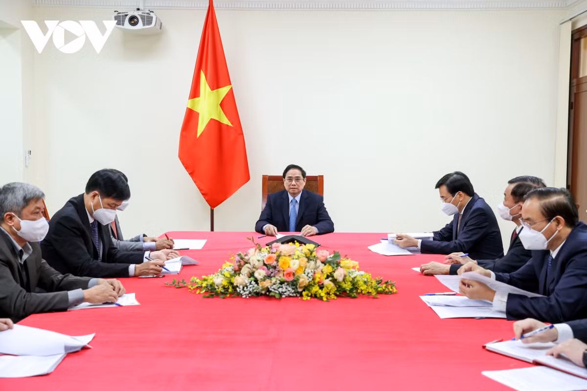 Prime Minister Pham Minh Chinh and other Vietnamese officials during the phone talks with Chinese Premier Li Keqiang.